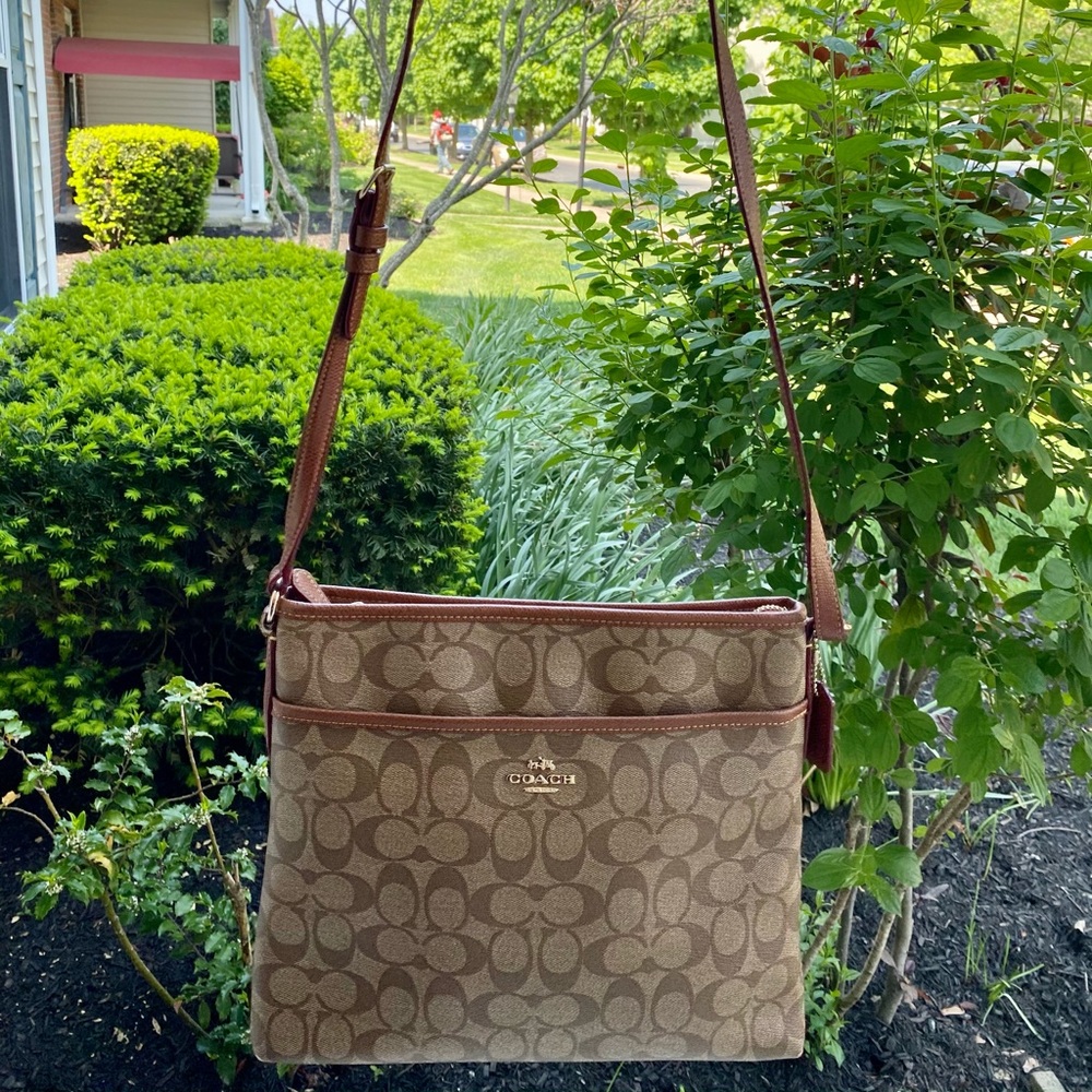 Coach Rowan File Sig Leather crossbody/shoulder bag. Like new!